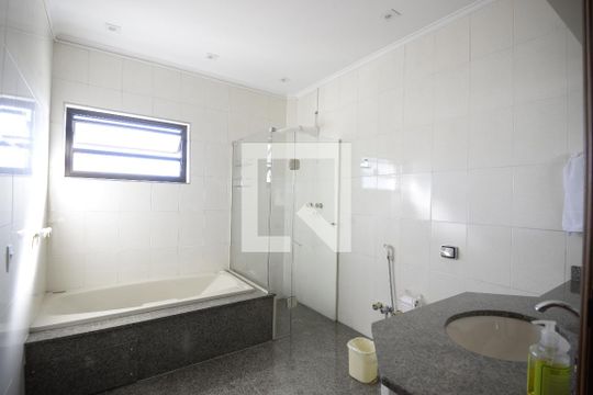Apartamento com 5 quartos e academia no condomínio, ideal para comprar. — Banheiro