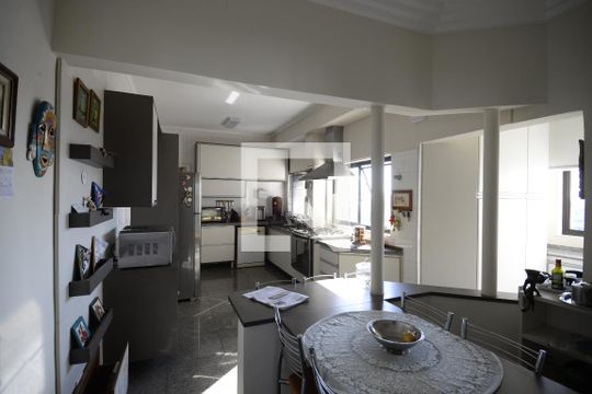 Apartamento com 5 quartos e academia no condomínio, ideal para comprar. — Sala