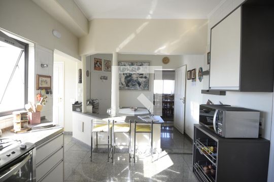 Apartamento com 5 quartos e academia no condomínio, ideal para comprar. — Cozinha