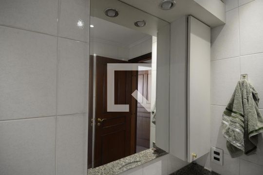 Apartamento com 5 quartos e academia no condomínio, ideal para comprar. — Banheiro