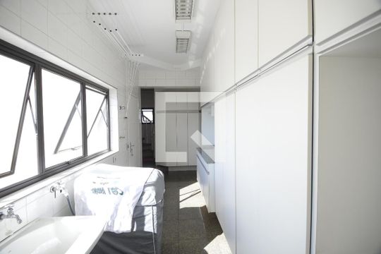 Apartamento com 5 quartos e academia no condomínio, ideal para comprar. — Área de Serviço