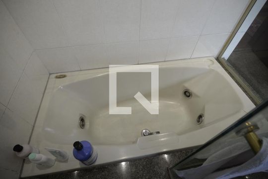 Apartamento com 5 quartos e academia no condomínio, ideal para comprar. — Banheiro 