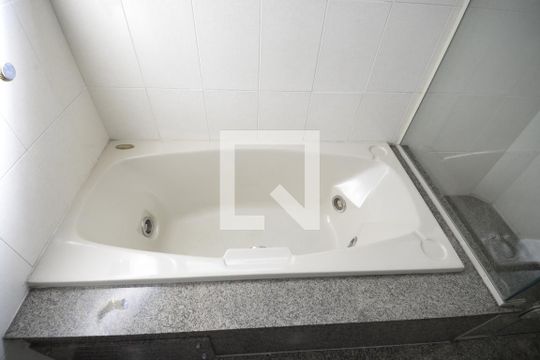 Apartamento com 5 quartos e academia no condomínio, ideal para comprar. — Banheiro