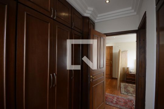 Apartamento com 5 quartos e academia no condomínio, ideal para comprar. — Closet