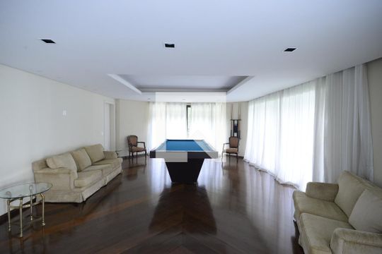 Apartamento com 5 quartos e academia no condomínio, ideal para comprar. — Área comum