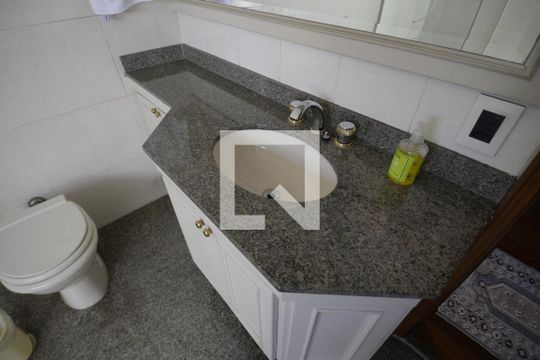 Apartamento com 5 quartos e academia no condomínio, ideal para comprar. — Banheiro