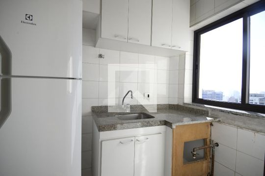 Apartamento com 5 quartos e academia no condomínio, ideal para comprar. — Cozinha