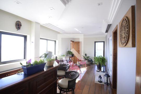 Apartamento com 5 quartos e academia no condomínio, ideal para comprar. — Sala