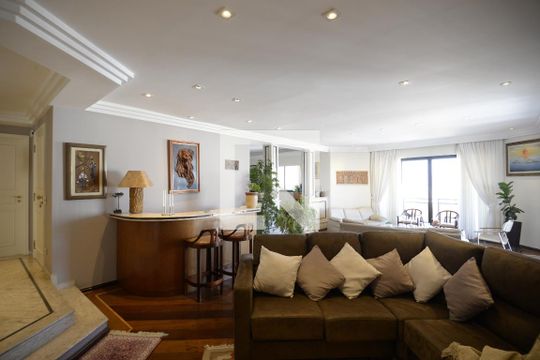 Apartamento com 5 quartos e academia no condomínio, ideal para comprar. — Sala