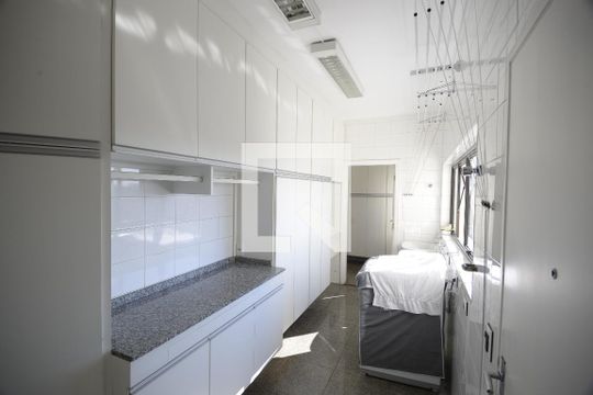 Apartamento com 5 quartos e academia no condomínio, ideal para comprar. — Área de Serviço