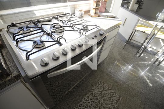 Apartamento com 5 quartos e academia no condomínio, ideal para comprar. — Cozinha