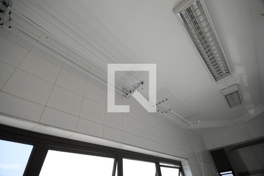 Apartamento com 5 quartos e academia no condomínio, ideal para comprar. — Área de Serviço