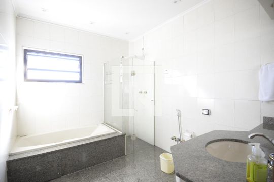 Apartamento com 5 quartos e academia no condomínio, ideal para comprar. — Banheiro