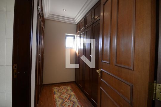 Apartamento com 5 quartos e academia no condomínio, ideal para comprar. — Closet