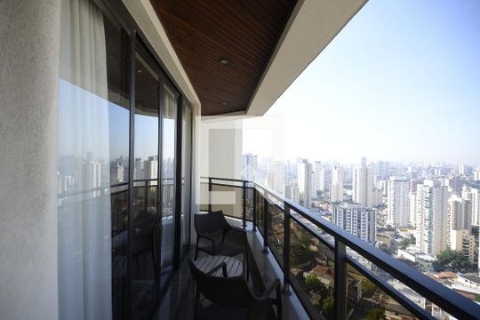 Apartamento com 5 quartos e academia no condomínio, ideal para comprar. — Varanda
