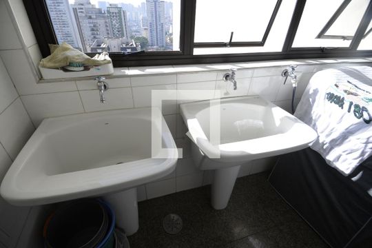 Apartamento com 5 quartos e academia no condomínio, ideal para comprar. — Área de Serviço