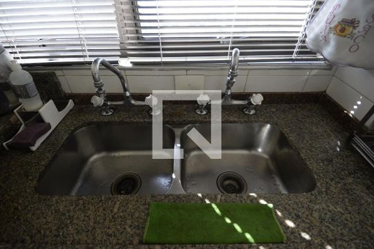 Apartamento com 5 quartos e academia no condomínio, ideal para comprar. — Cozinha