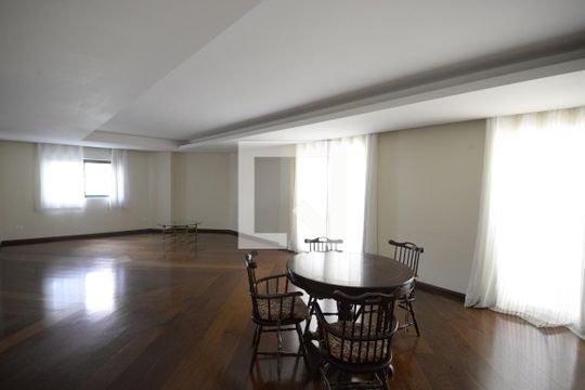 Apartamento com 5 quartos e academia no condomínio, ideal para comprar. — Área comum
