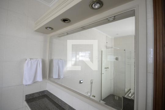 Apartamento com 5 quartos e academia no condomínio, ideal para comprar. — Banheiro
