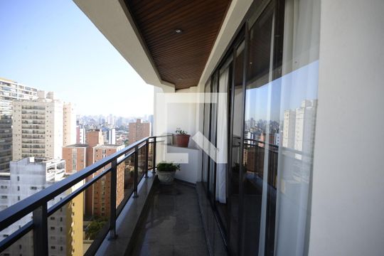 Apartamento com 5 quartos e academia no condomínio, ideal para comprar. — Varanda