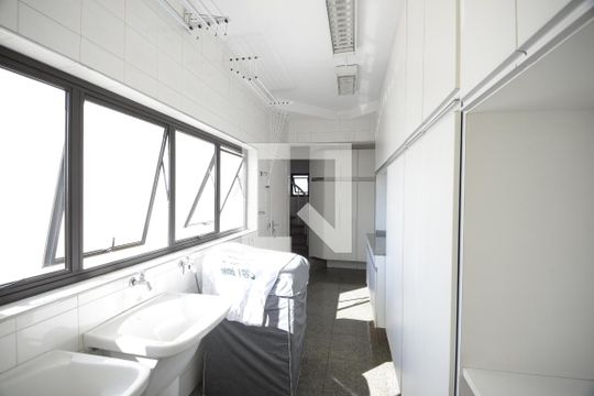 Apartamento com 5 quartos e academia no condomínio, ideal para comprar. — Área de Serviço