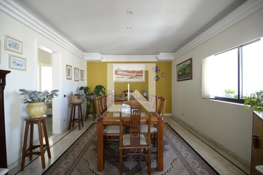 Apartamento com 5 quartos e academia no condomínio, ideal para comprar. — Sala