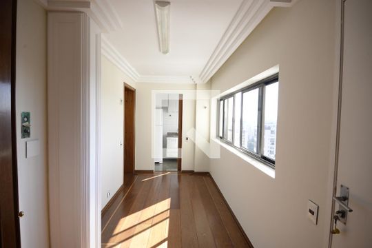 Apartamento com 5 quartos e academia no condomínio, ideal para comprar. — Corredor