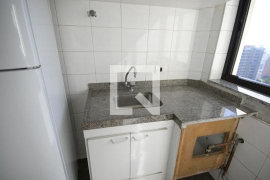 Apartamento com 5 quartos e academia no condomínio, ideal para comprar. — Cozinha