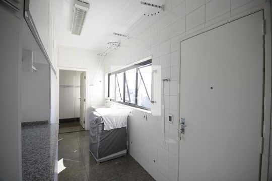 Apartamento com 5 quartos e academia no condomínio, ideal para comprar. — Área de Serviço
