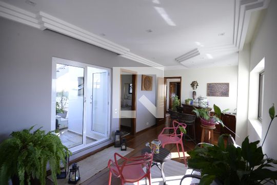 Apartamento com 5 quartos e academia no condomínio, ideal para comprar. — Sala