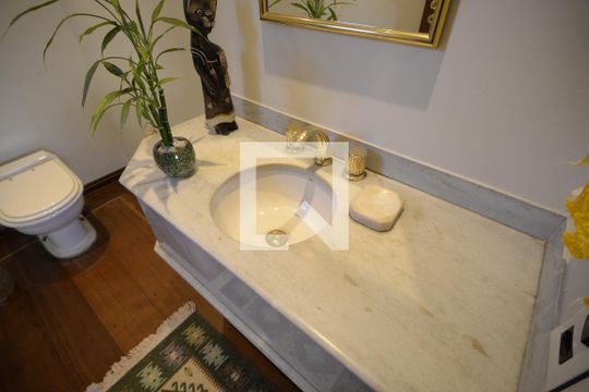 Apartamento com 5 quartos e academia no condomínio, ideal para comprar. — Lavabo 2