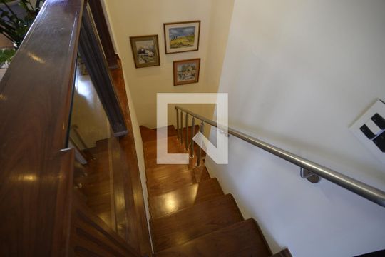 Apartamento com 5 quartos e academia no condomínio, ideal para comprar. — Escada