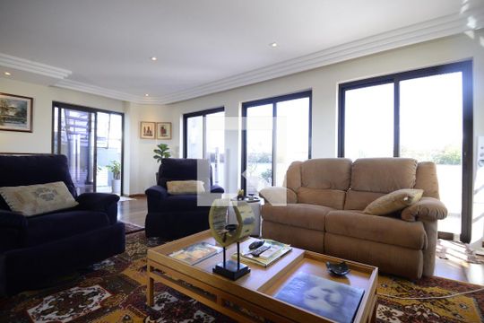Apartamento com 5 quartos e academia no condomínio, ideal para comprar. — Sala