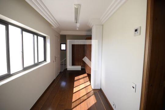 Apartamento com 5 quartos e academia no condomínio, ideal para comprar. — Corredor