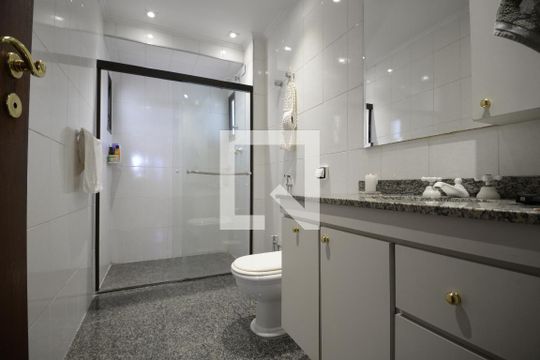 Apartamento com 5 quartos e academia no condomínio, ideal para comprar. — Banheiro