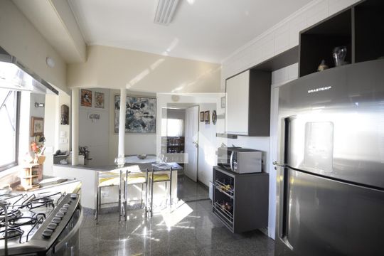 Apartamento com 5 quartos e academia no condomínio, ideal para comprar. — Sala