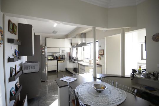 Apartamento com 5 quartos e academia no condomínio, ideal para comprar. — Sala