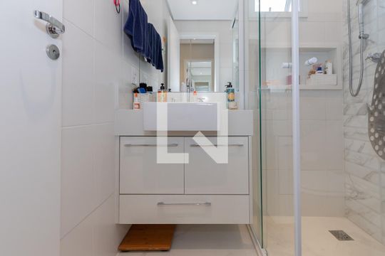 Apartamento à venda, com 172 m², 2 quartos e 3 vagas — Banheiro da Suíte