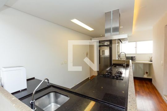 Apartamento mobiliado à venda no Itaim Bibi, com 3 quartos. Ótima oportunidade para comprar seu imóvel em São Paulo. — Cozinha