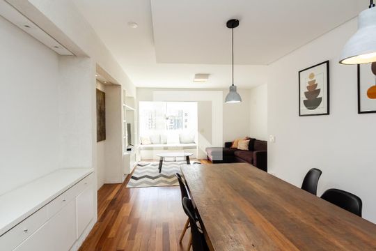 Apartamento mobiliado à venda no Itaim Bibi, com 3 quartos. Ótima oportunidade para comprar seu imóvel em São Paulo. — Sala
