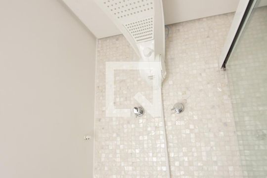 Apartamento mobiliado à venda no Itaim Bibi, com 3 quartos. Ótima oportunidade para comprar seu imóvel em São Paulo. — Banheiro da Suíte
