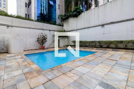 Apartamento mobiliado à venda no Itaim Bibi, com 3 quartos. Ótima oportunidade para comprar seu imóvel em São Paulo. — Área comum - Piscina