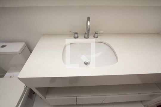 Apartamento mobiliado à venda no Itaim Bibi, com 3 quartos. Ótima oportunidade para comprar seu imóvel em São Paulo. — Banheiro
