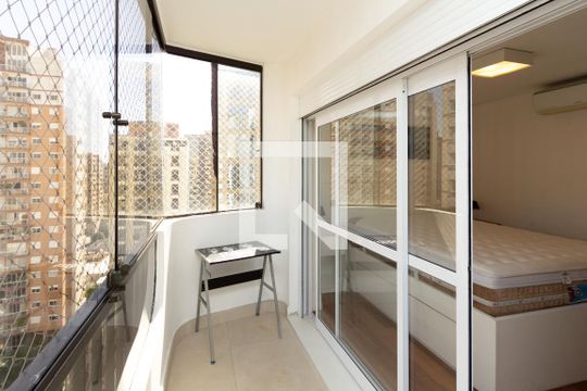Apartamento mobiliado à venda no Itaim Bibi, com 3 quartos. Ótima oportunidade para comprar seu imóvel em São Paulo. — Suíte varanda