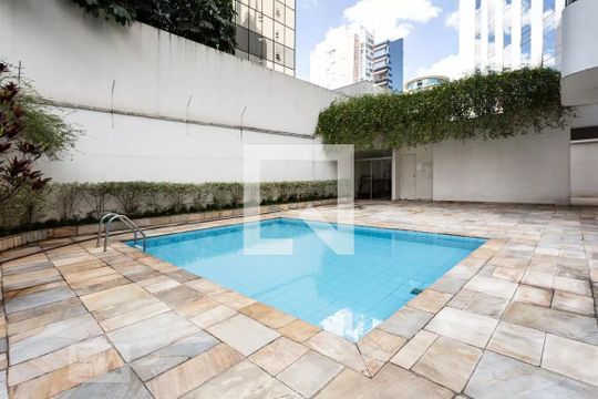 Apartamento mobiliado à venda no Itaim Bibi, com 3 quartos. Ótima oportunidade para comprar seu imóvel em São Paulo. — Área comum - Piscina