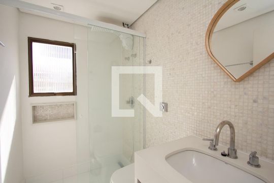 Apartamento mobiliado à venda no Itaim Bibi, com 3 quartos. Ótima oportunidade para comprar seu imóvel em São Paulo. — Banheiro da Suíte