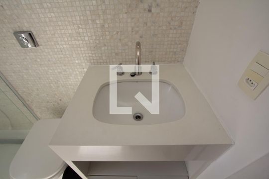 Apartamento mobiliado à venda no Itaim Bibi, com 3 quartos. Ótima oportunidade para comprar seu imóvel em São Paulo. — Banheiro da Suíte
