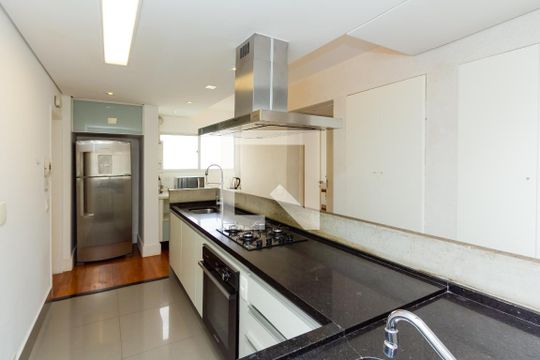 Apartamento mobiliado à venda no Itaim Bibi, com 3 quartos. Ótima oportunidade para comprar seu imóvel em São Paulo. — Cozinha