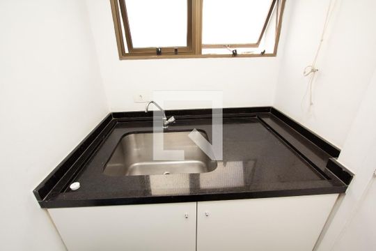 Apartamento mobiliado à venda no Itaim Bibi, com 3 quartos. Ótima oportunidade para comprar seu imóvel em São Paulo. — Área de Serviço