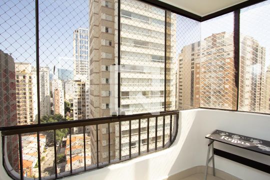 Apartamento mobiliado à venda no Itaim Bibi, com 3 quartos. Ótima oportunidade para comprar seu imóvel em São Paulo. — Suíte varanda